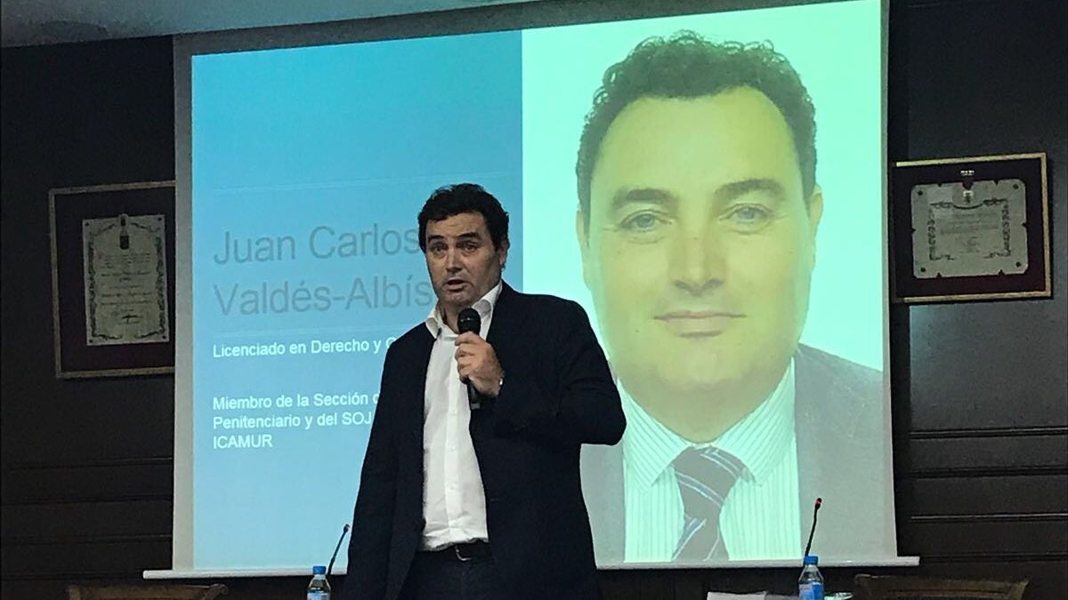 Juan Carlos Valdés impartiendo un taller de derecho penitenciario en el Colegio de Abogados de Murcia